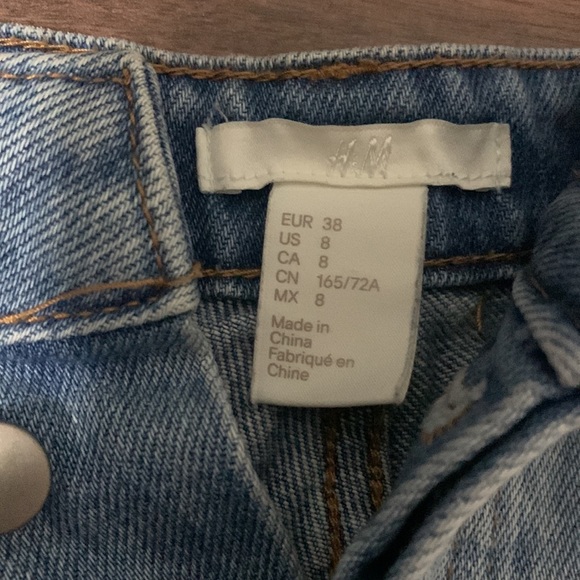 Scalloped edge denim shorts - Picture 3 of 4